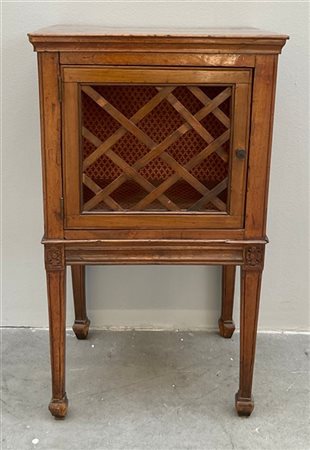 Comodino a gamba alta con anta a cancelletto, gambe rastremate decorate a roson