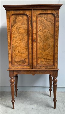 Stipo a gamba alta con parte superiore a due ante riquadrate celanti vani sopra