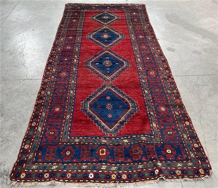 Tappeto Kazak, Caucaso, fine secolo XIX. Decoro con quattro medaglioni romboida