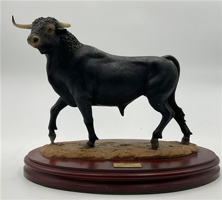 Nico "Toro" statuina in materiale plastico poggiante su base lignea (cm 26x21x8)