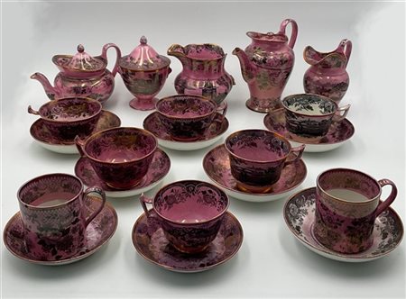 Manifatture di Davenport. Parti di servizi in porcellana a fondo rosa con profi