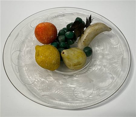 Lotto composto da un centrotavola in vetro decorato a volute contenente frutti