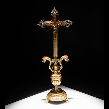 Crocifisso in rame dorato, corallo, argento e smalti, Trapani seconda metà del XVII secolo