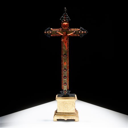 Crocefisso in rame dorato e corallo, Trapani XVII secolo