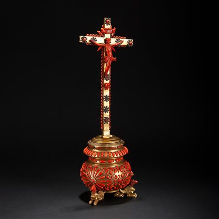 Calamaio con crocifisso in rame dorato e corallo, Trapani prima metà XVII secolo