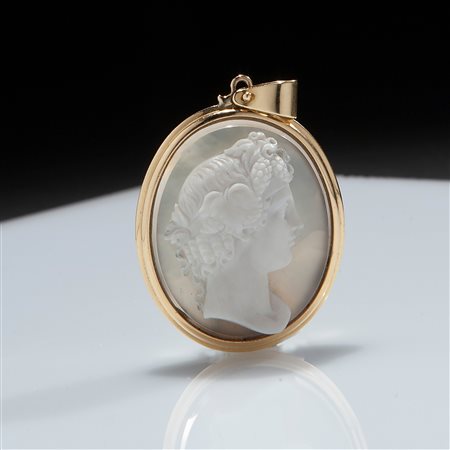 Pendente in oro con cammeo, Italia XIX secolo
