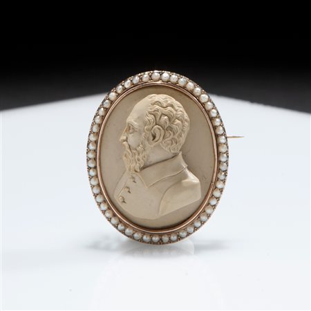 Spilla in oro e microperline con cammeo in pietra lavica, Italia XIX secolo