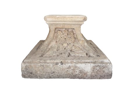 Plinto in pietra bianca con decorazioni di fiori ai lati, XVIII century