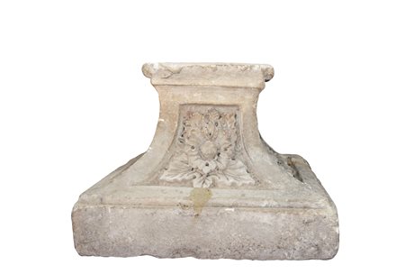 Plinto in pietra bianca con decorazioni di fiori ai lati, XVIII century