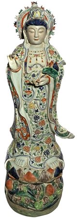 Divinità induista Lakshmi in vestizione floreale. H cm 92x23. Piccola mancanza alla falange dell'indice della mano sinistra.