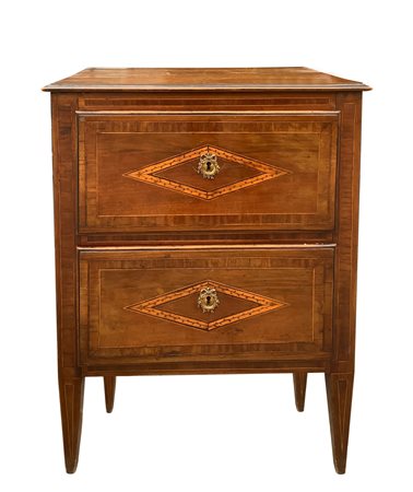 Comodino a due cassetti tardo Luigi XVI in legno di noce con losanghe al fronte, al piano e ai lati e piedi tronco piramidali, nineteenth century
