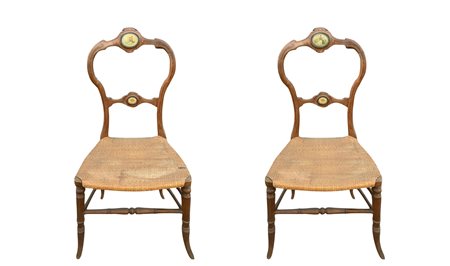 
 
 cm. 85 x 41 x 39 Coppia di sedie in legno  Seduta e tamburo in paglia di Vienna. Spalliere con 2