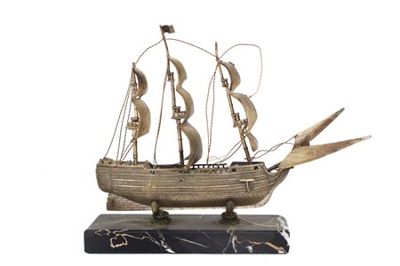 
 
 h cm 15, base cm 14 x cm 4,5 Veliero Victory Base in marmo.