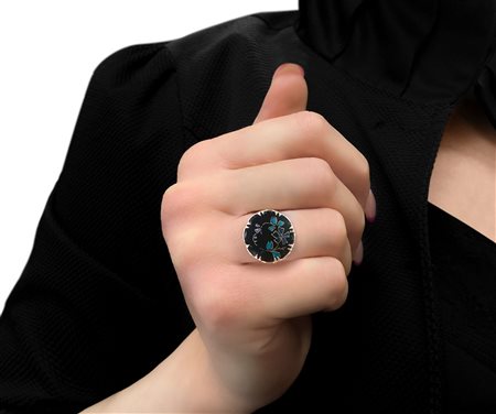 
 
 Anello in oro giallo 18 kt ,onice ed intarsi floreali in pietre dure Gr. 5.2 