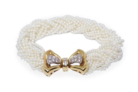 
 
 L 19 cm Bracciale in micro perline coltivate Susta in oro con brillanti. KT 0,45.