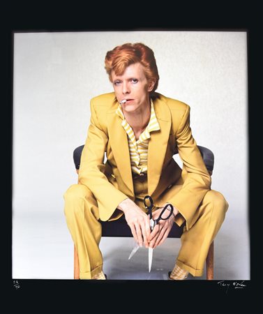 Terry O'Neill DAVID BOWIE (WITH SCISSORS), LOS ANGELES stampa cromogenica,...