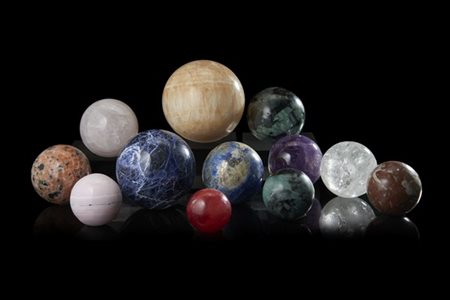 Collezione di dodici sfere in marmi, quarzi e pietre dure