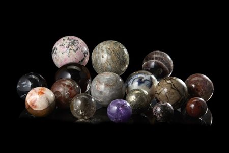 Collezione di sedici sfere in marmi, quarzi e pietre dure