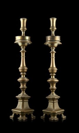 Coppia di candelieri in bronzo dorato, base tripode. Secolo XVII (h. cm 47) (li