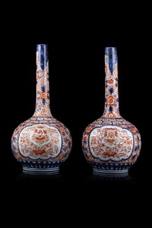 Coppia di vasi a bottiglia in porcellana Imari dipinta in policromia. Giappone,