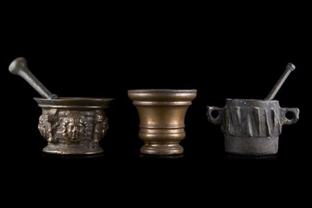 Collezione di tre mortai in bronzo di diversa epoca di cui uno decorato in rili