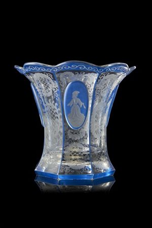 Manifattura di Boemia, secolo XIX. Vaso in vetro incolore decorato all'acido a