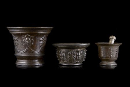 Collezione di tre mortai in bronzo di epoche differenti decorati in rilievo a m