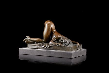 Ignoto del secolo XX "Figura erotica" scultura in bronzo (cm 25x15x14) poggiant