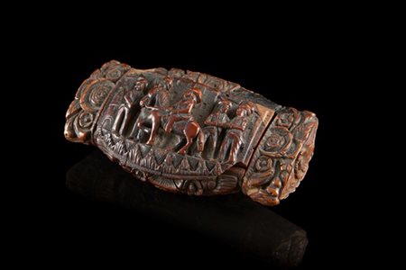 Tabacchiera in legno interamente scolpita a motivi vegetali, sul coperchio e ne