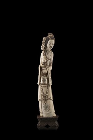 Manifattura orientale, secolo XIX "Dama con cesto e fiori" scultura in avorio (