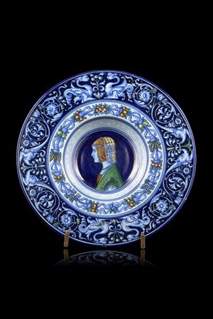 Manifattura di Molaroni, Pesaro. Piatto in maiolica decorata, la falda a grifon