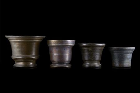 Collezione di quattro mortai in bronzo di epoche e fatture differenti (difetti)