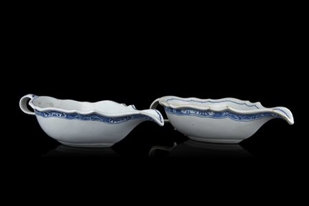 Manifattura di Sassuolo, secolo XVIII. Coppia di salsiere in maiolica con bordi