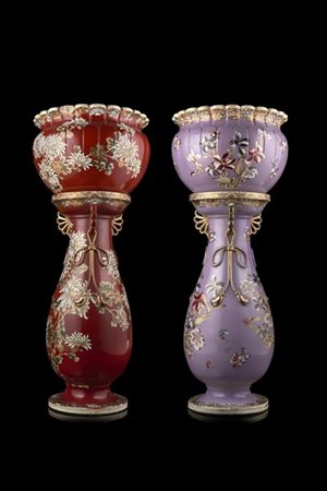 Coppia di vasi in porcellana dipinta in policromia decorati uno a fondo rosso e