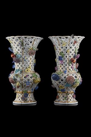 Manifattura tedesca, secolo XIX. Coppia di vasi in porcellana traforata a finto