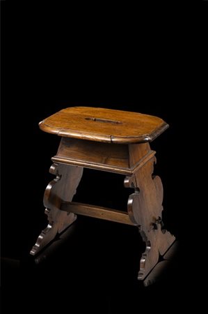 Antico sgabello con seduta sagomata e montanti a lira uniti da traversa (cm 46x