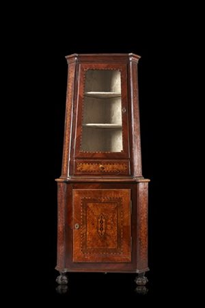 Cantonale a due corpi con parte superiore ad un'anta a vetro ed un cassetto