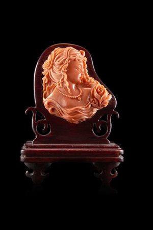 Arte del secolo XX "Profilo di donna con fiori" altorilievo in corallo