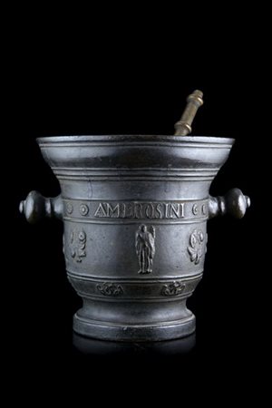 Andrea Ambrosini. Grande mortaio biansato in bronzo decorato a figure classiche