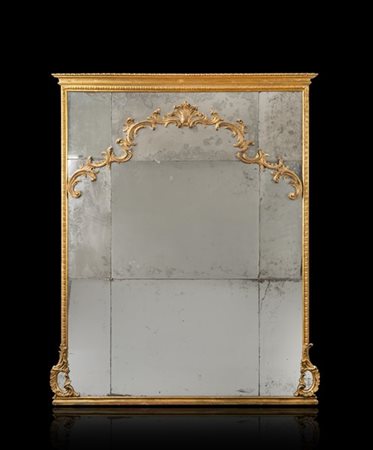 Caminiera in legno intagliato e dorato decorata da fregi a volute. Secolo XVIII