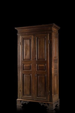 Armadio a due ante riquadrate con cappello architettonico e piedi a mensola tra