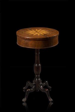 Tavolo da lavoro di forma circolare con piano intarsiato in legni vari a rosa d