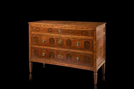 Cassettone lastronato in noce e legni vari a due cassetti e mezzo. Fronte, fian