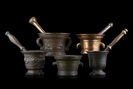 Collezione di cinque mortai in bronzo di epoca e dimensioni diverse, due decora