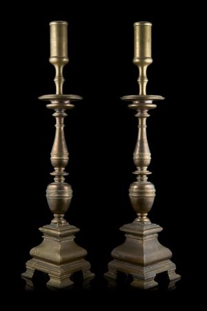 Coppia di grandi candelieri a rocchetto in bronzo con base di forma triangolare