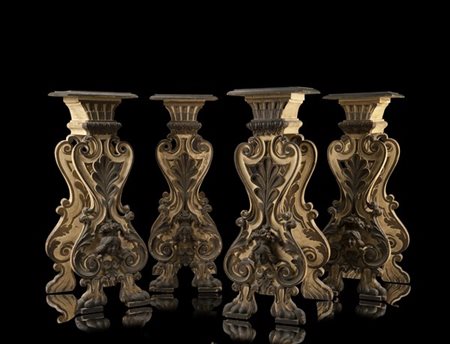 Gruppo di quattro trespoli in legno intagliato e laccato