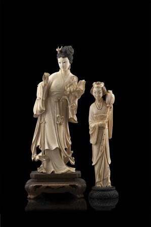 Arte cinese, inizio secolo XX. Due sculture in avorio raffiguranti Guanyin (h.