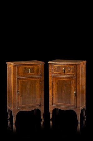 Coppia di comodini ad un'anta e un cassetto lastronati in noce e filettati in l