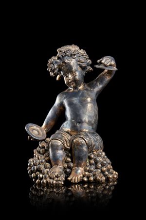 Arte del secolo XX "Putto musicante con uva" scultura in bronzo argentato (h. c