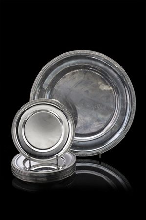 Lotto composto da un vassoio tondo e dodici piattini in argento decorato con bo